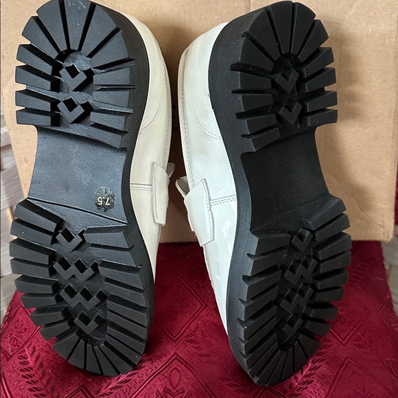 Steve Madden Cream Loafers with Gold Detail - Picture 5 of 5